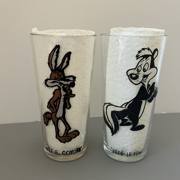1973 Pepsi Collector’s Glasses Series Looney Tune Pepe Le Pew & Wile E Coyote #4 - Picture 1 of 8